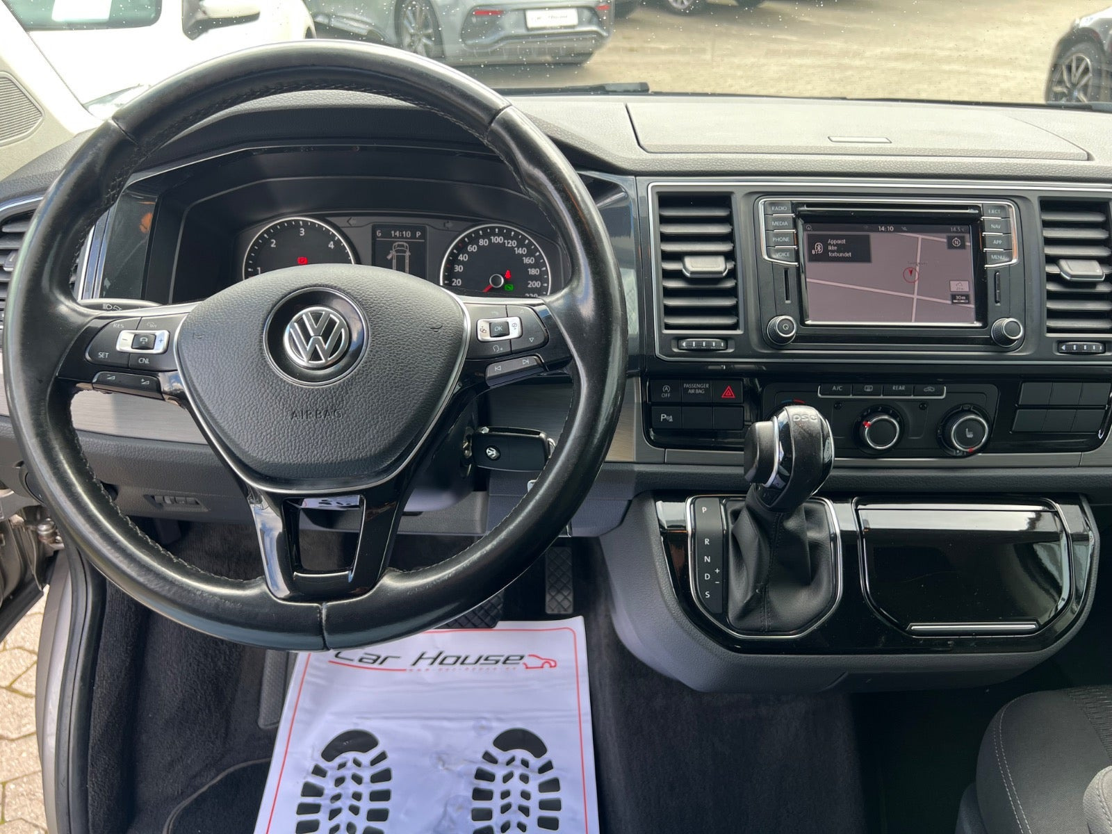 Grå VW Multivan fra 2018