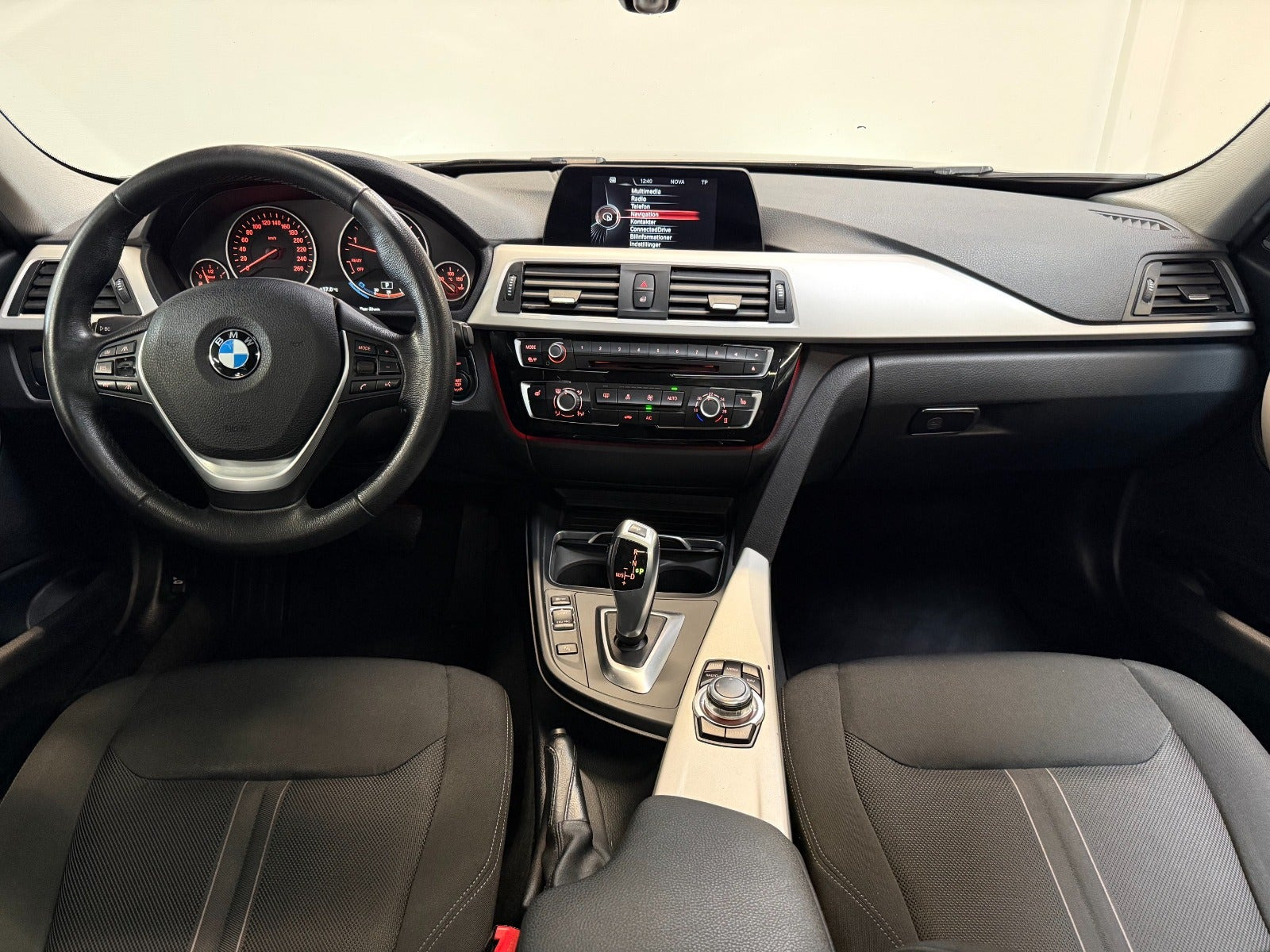 Orange BMW 320d fra 2016