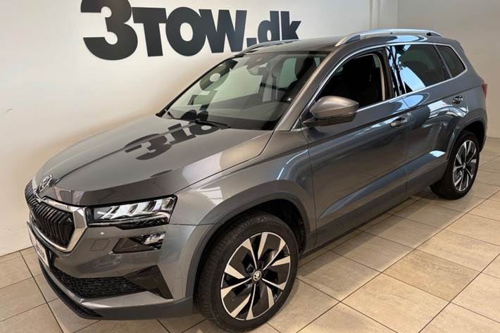 Grå Skoda Karoq fra 2022 set udefra