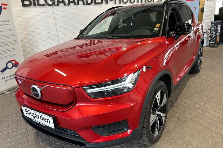 Rød Volvo XC40 fra 2022 set udefra