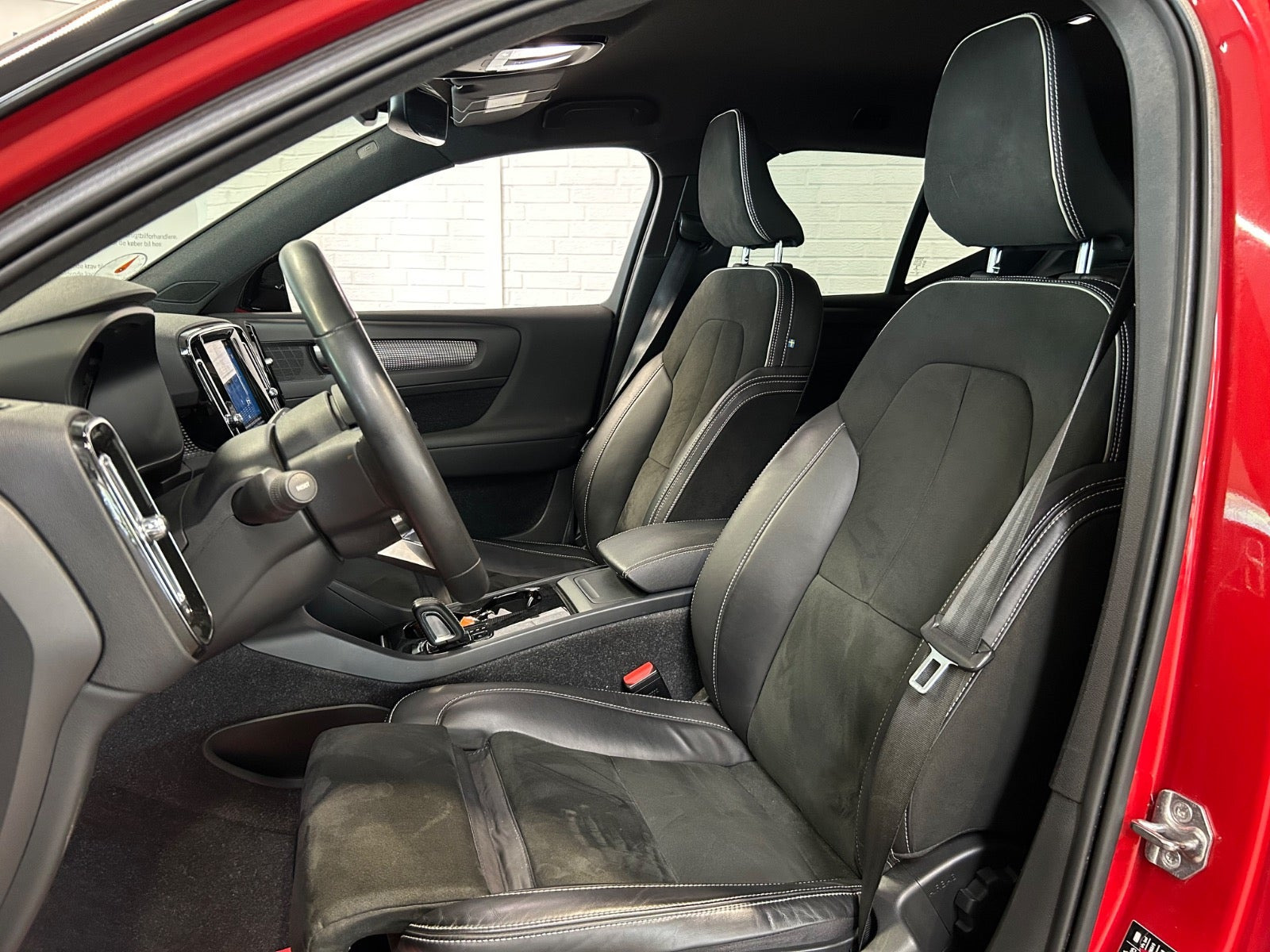 Rød Volvo XC40 fra 2022