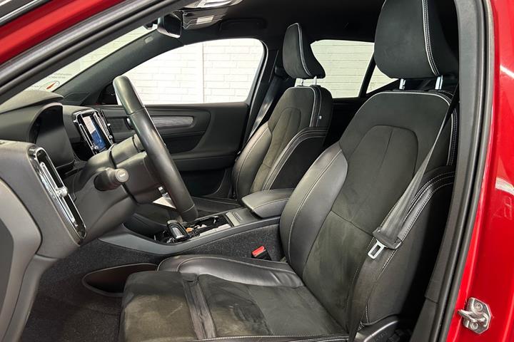 Rød Volvo XC40 fra 2022