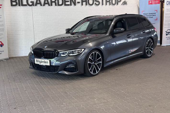 Grå BMW 330e fra 2021 set udefra
