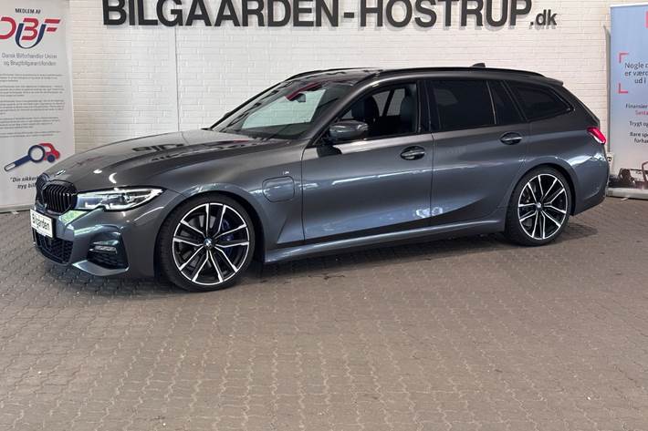 Grå BMW 330e fra 2021