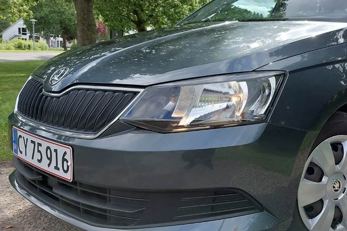 Grå Skoda Fabia fra 2016