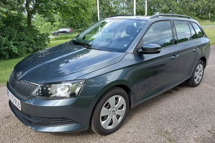 Grå Skoda Fabia fra 2016