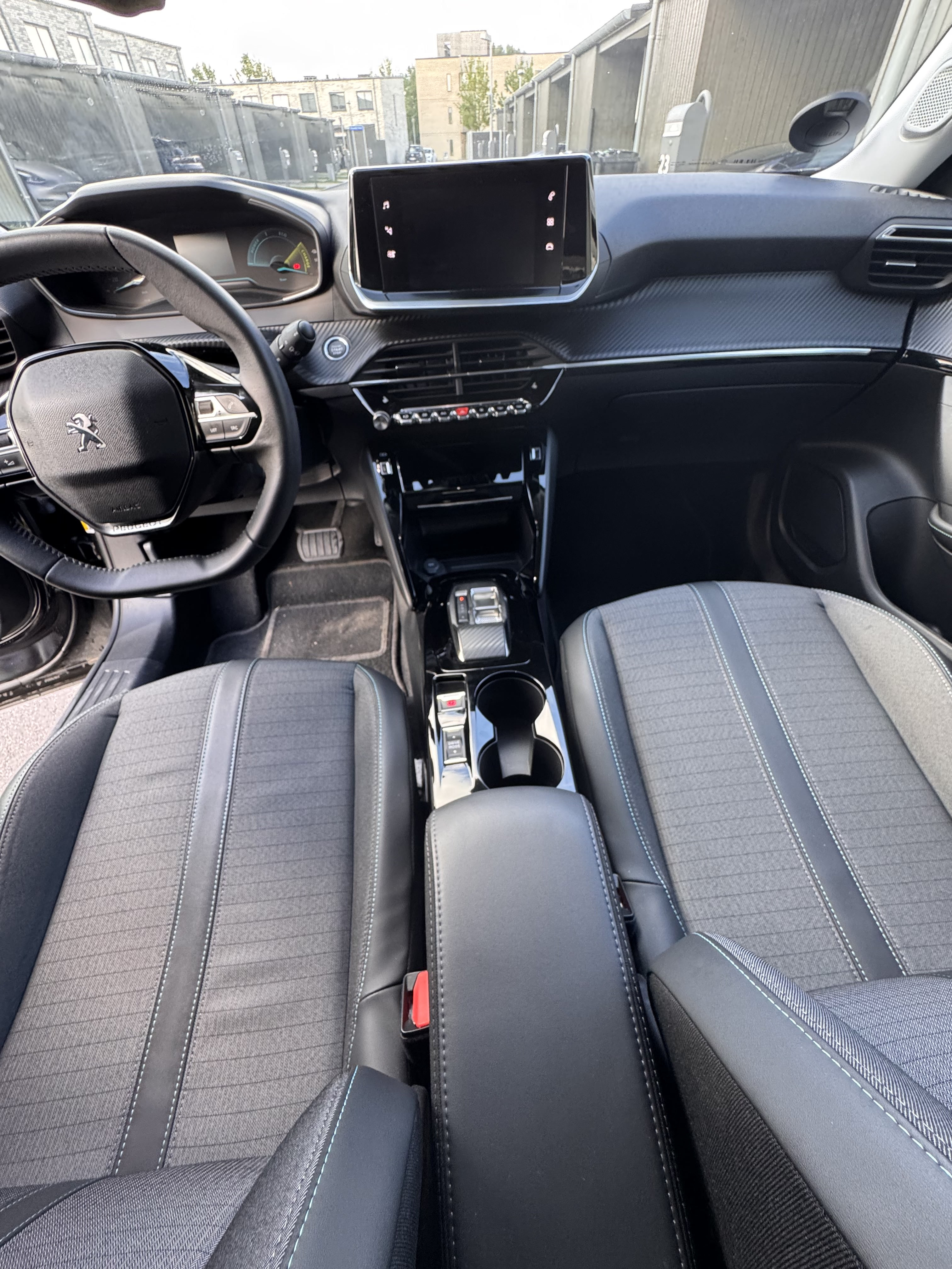 Sort Peugeot e-2008 fra 2023