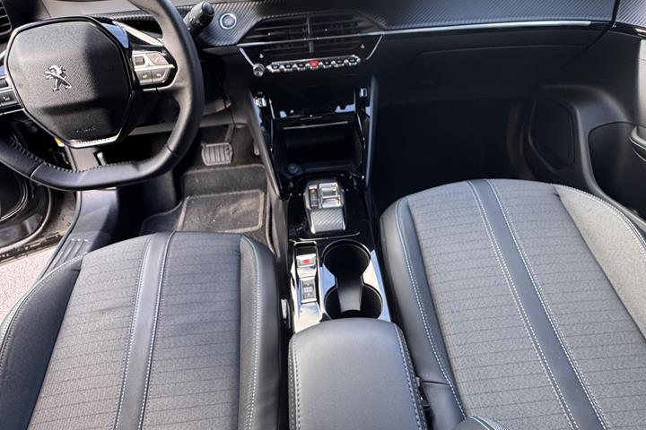 Sort Peugeot e-2008 fra 2023