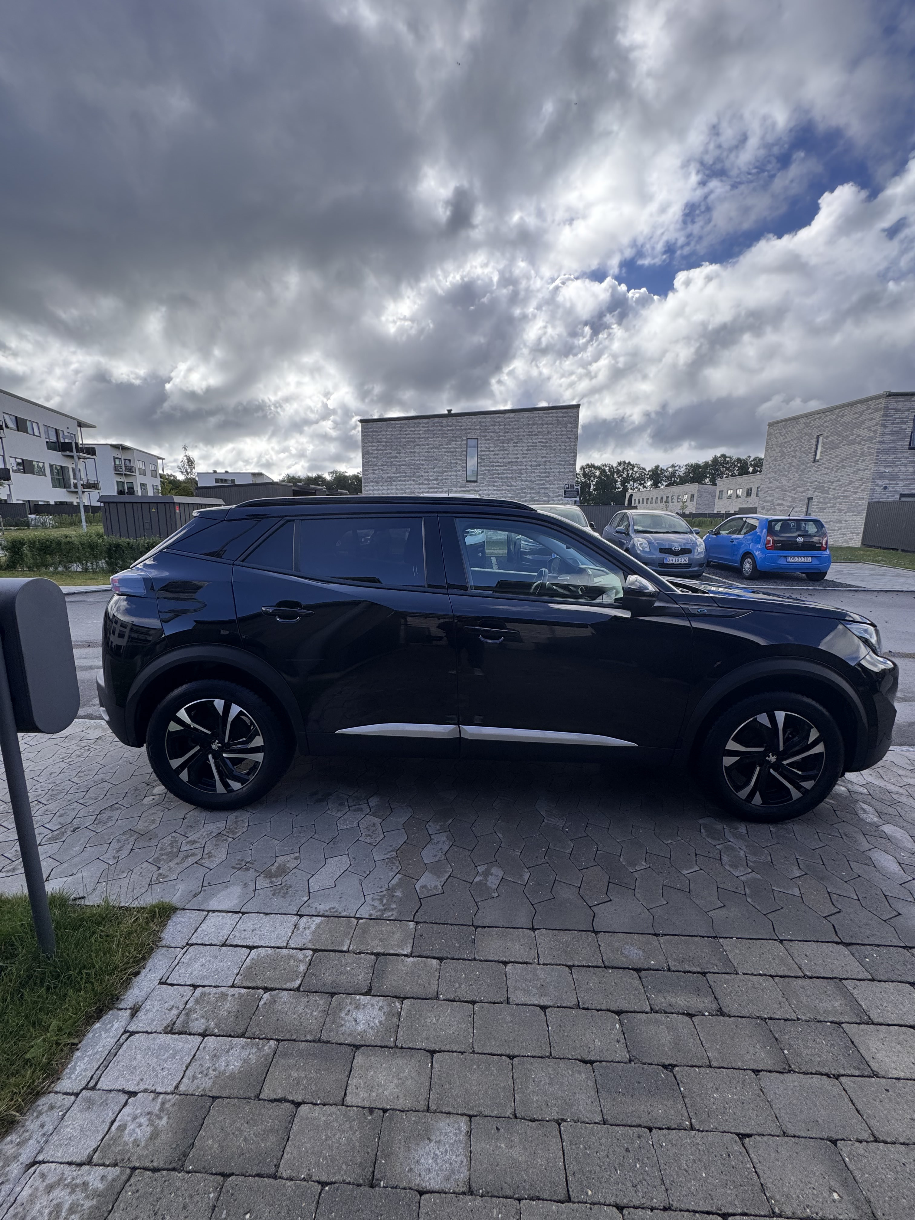 Sort Peugeot e-2008 fra 2023
