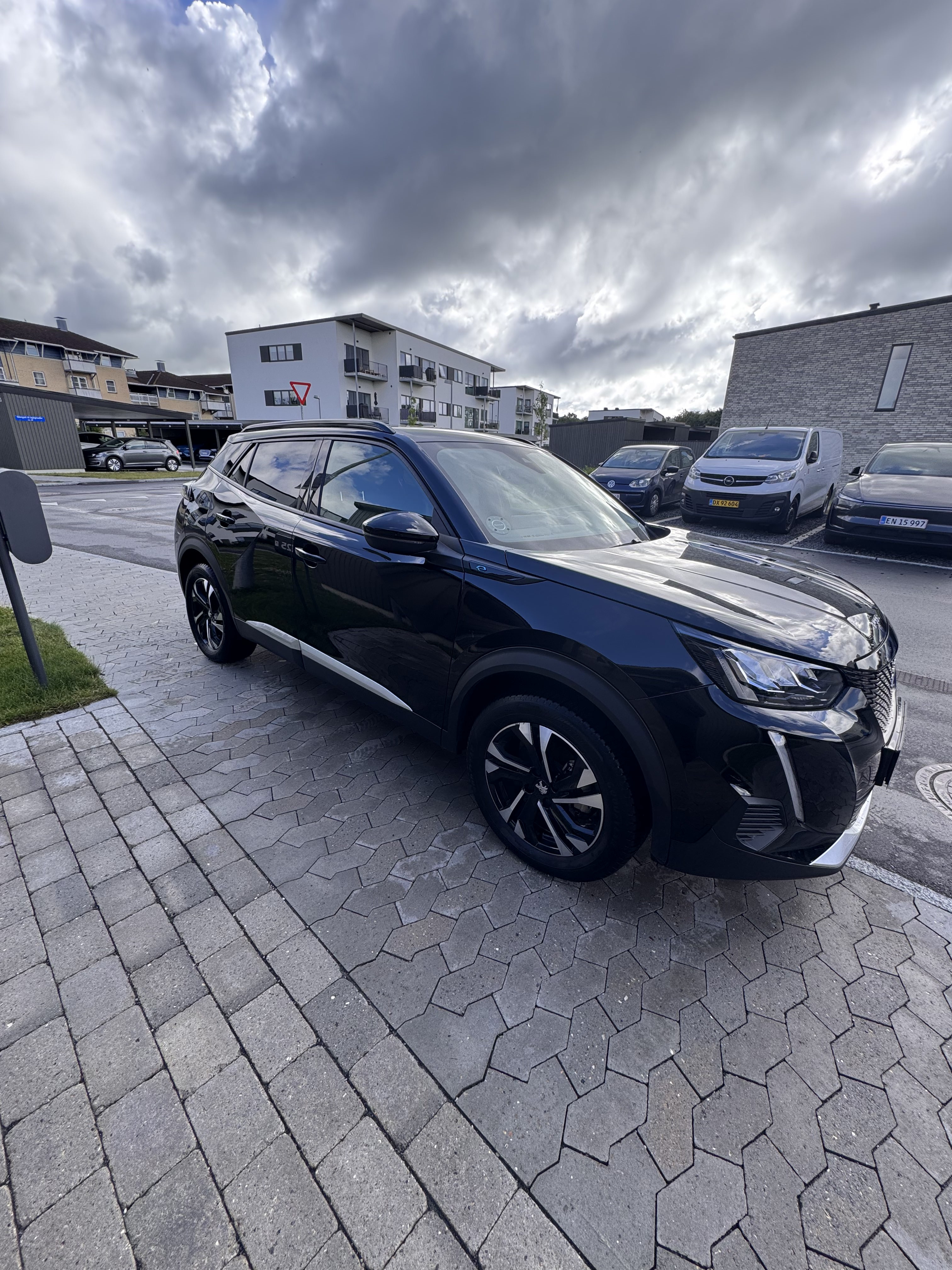 Sort Peugeot e-2008 fra 2023