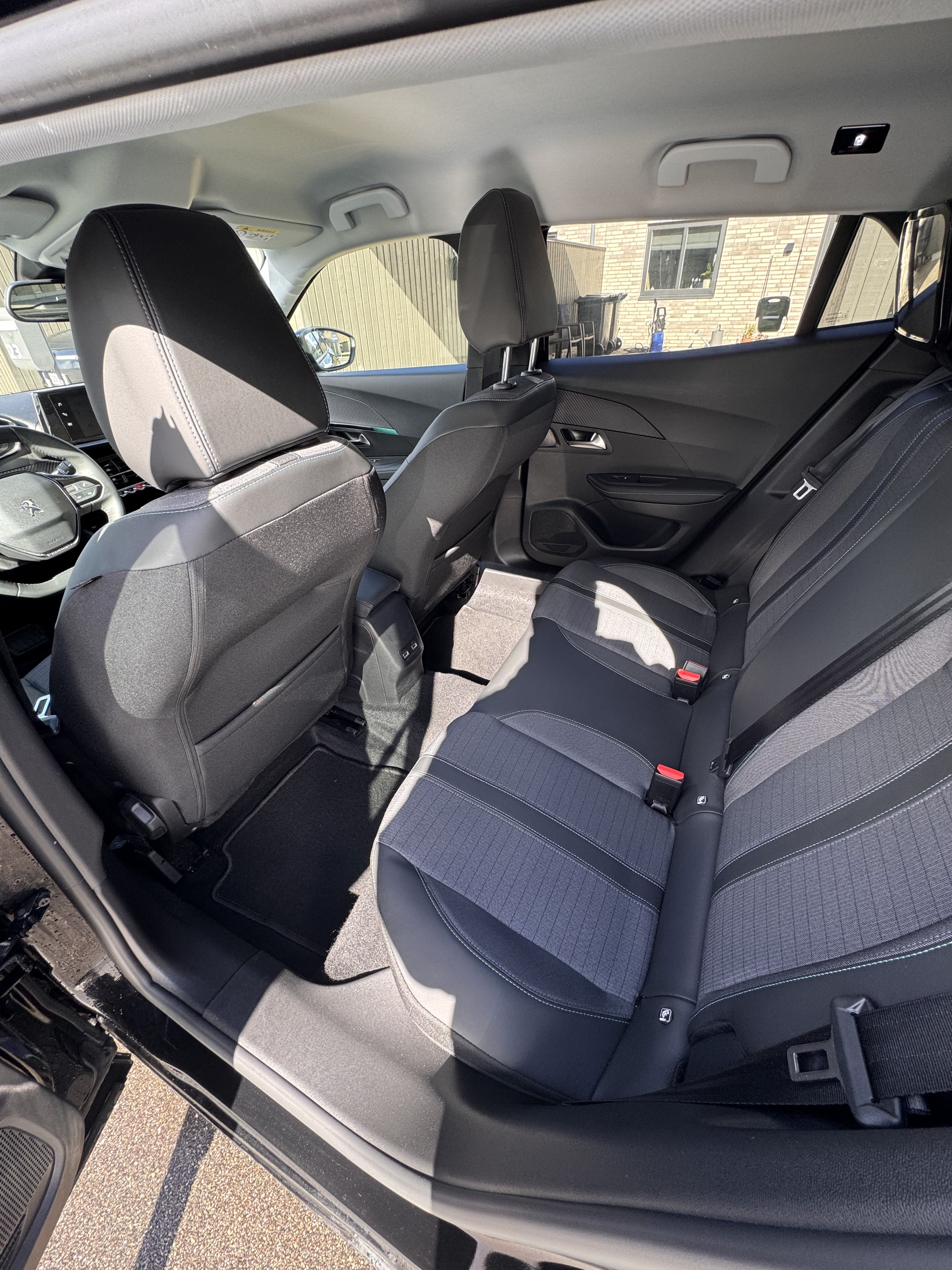 Sort Peugeot e-2008 fra 2023