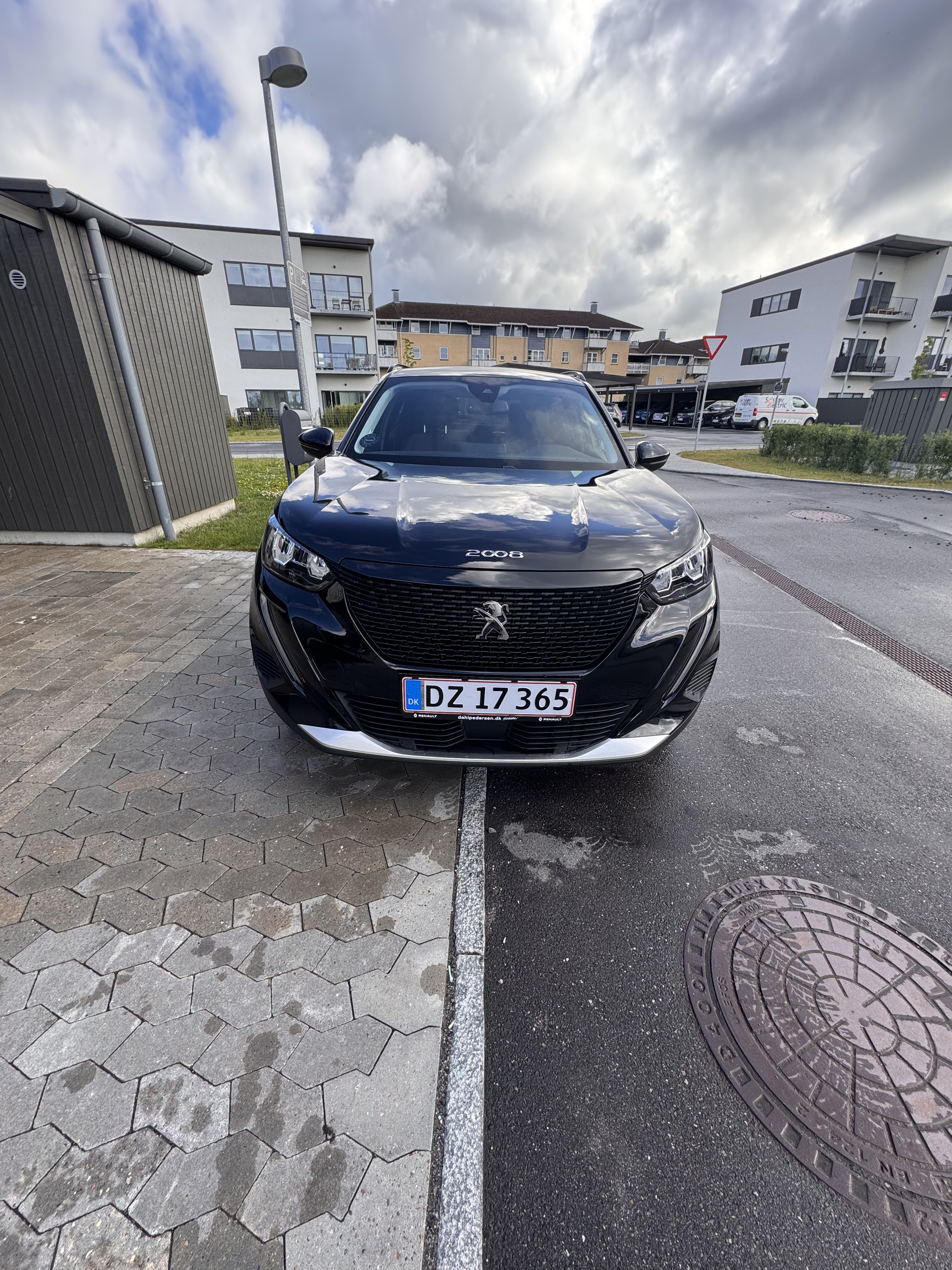 Sort Peugeot e-2008 fra 2023