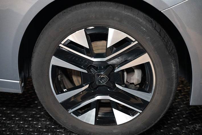 Sølv Peugeot 208 fra 2025
