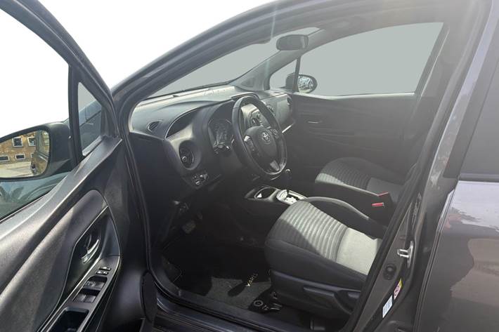 Grå Toyota Yaris fra 2018