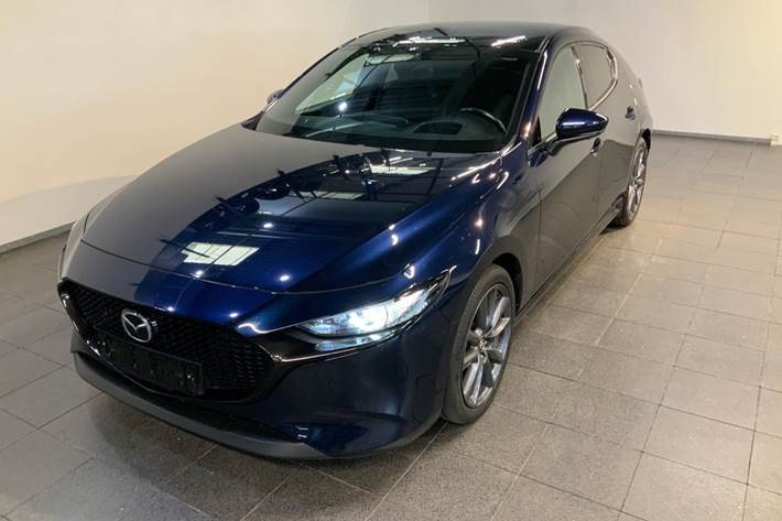 Blå Mazda 3 fra 2020 set udefra