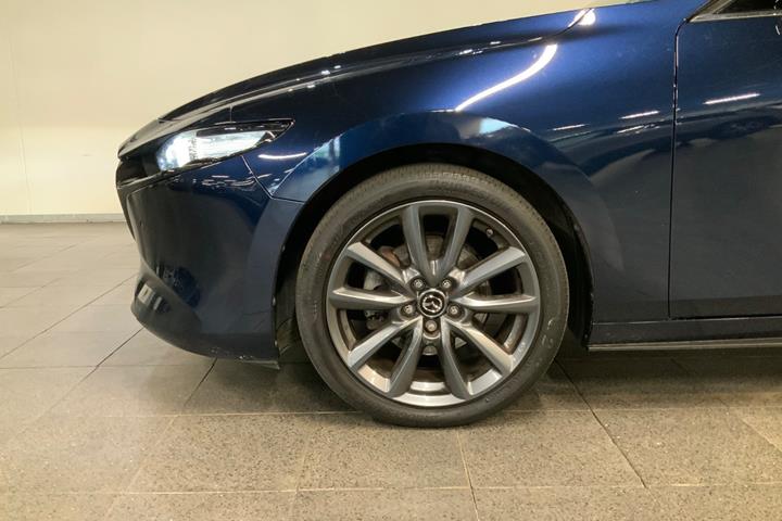 Blå Mazda 3 fra 2020