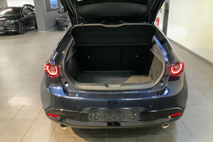 Blå Mazda 3 fra 2020