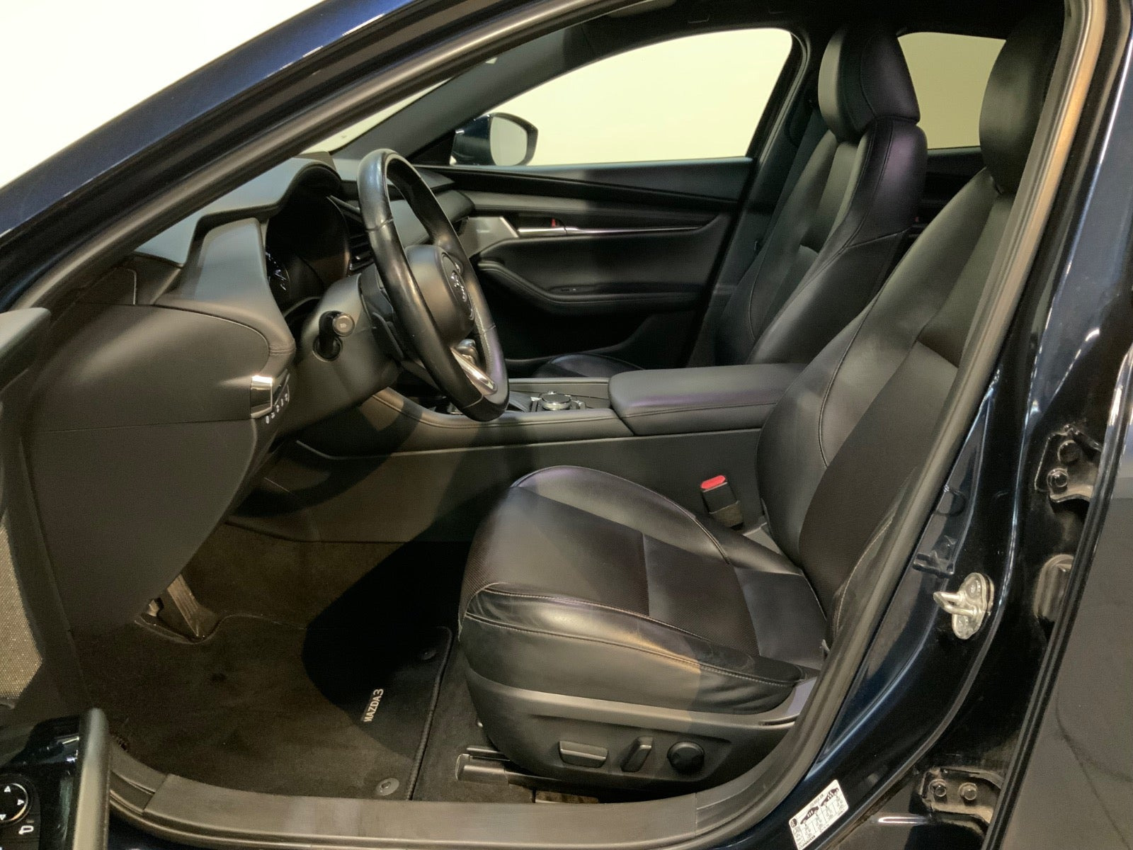 Blå Mazda 3 fra 2020