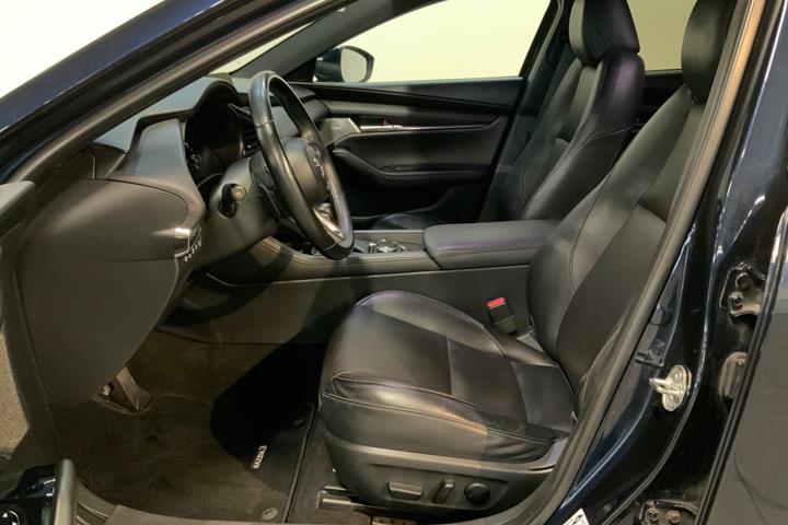 Blå Mazda 3 fra 2020