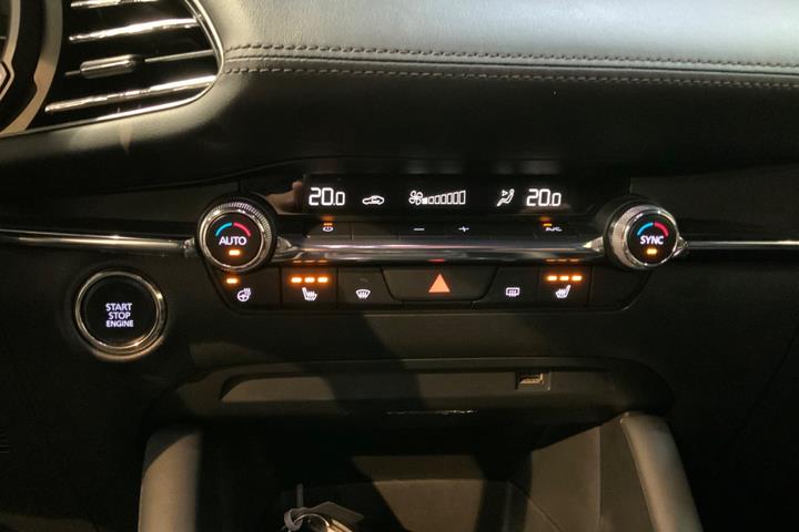 Blå Mazda 3 fra 2020