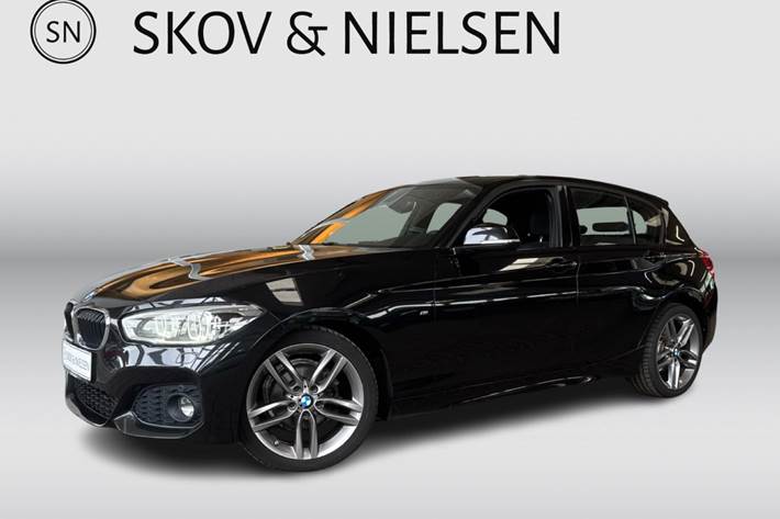 Sort BMW 118i fra 2018 set udefra
