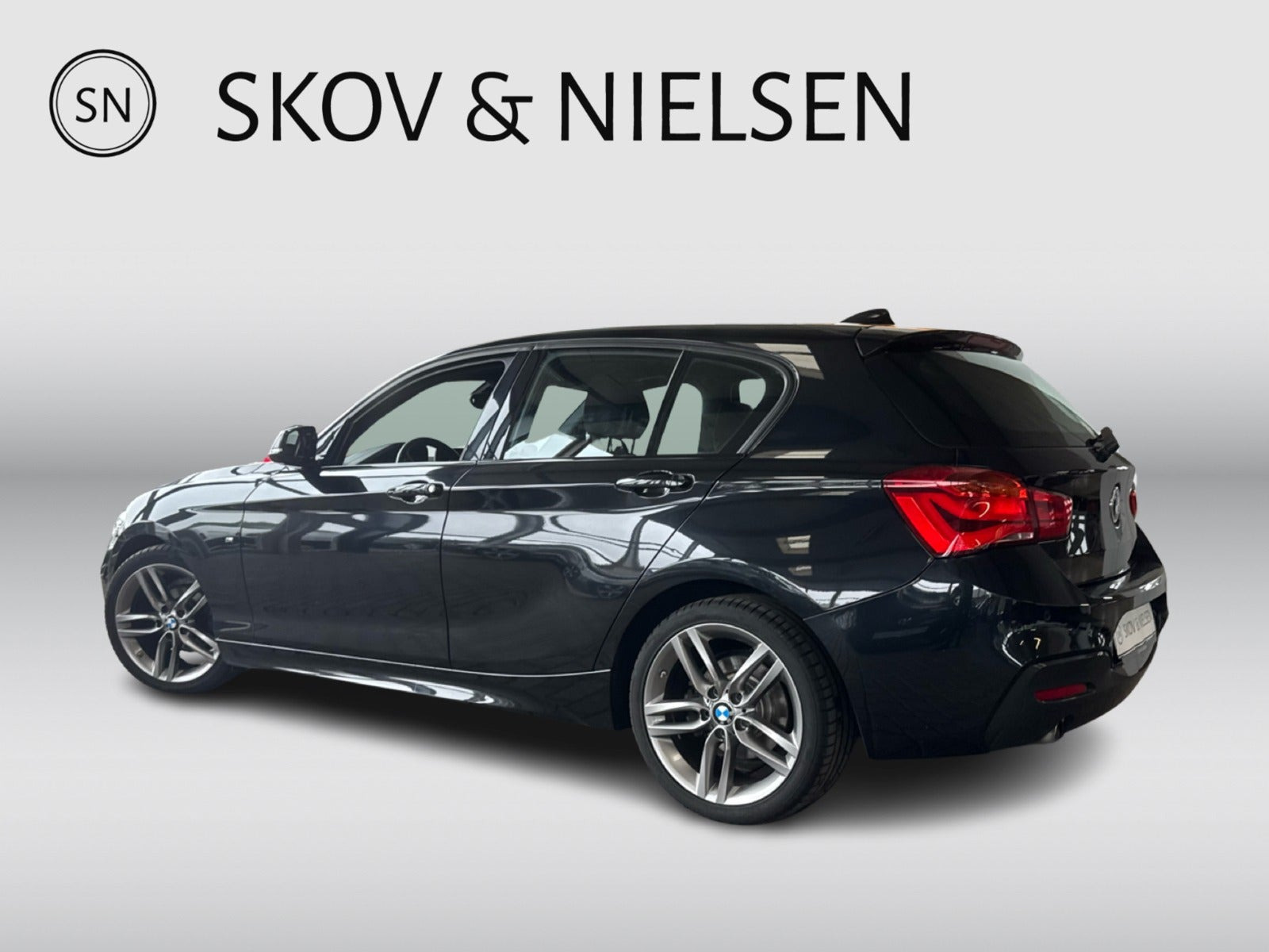 Sort BMW 118i fra 2018