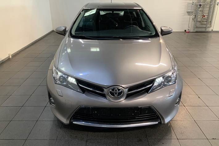 Beige Toyota Auris fra 2012