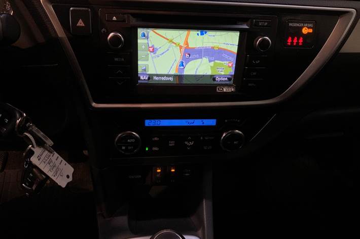 Beige Toyota Auris fra 2012