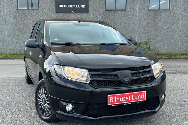 Sort Dacia Sandero fra 2014 set udefra