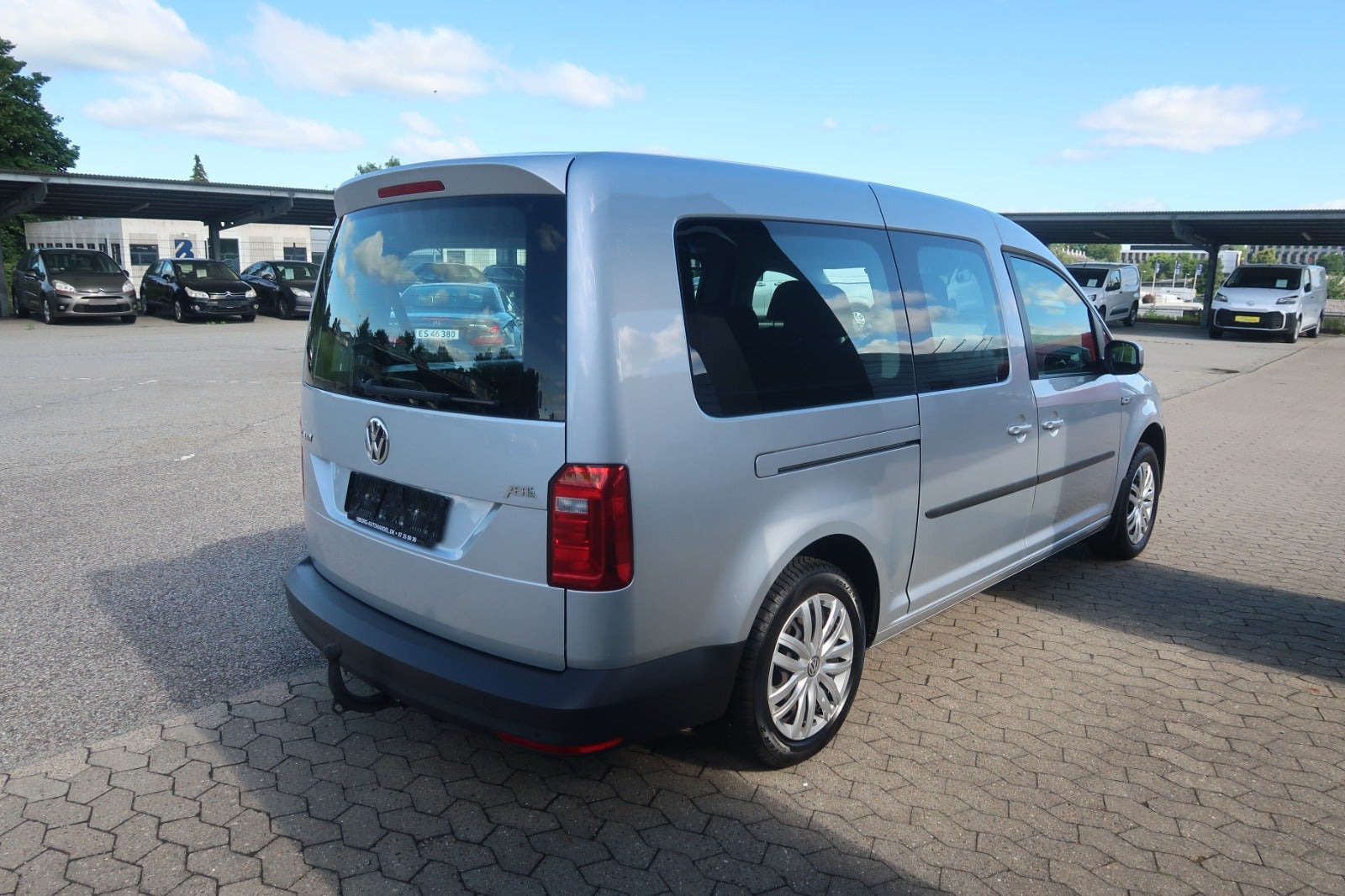Sølv VW e-Caddy Maxi fra 2021 set udefra