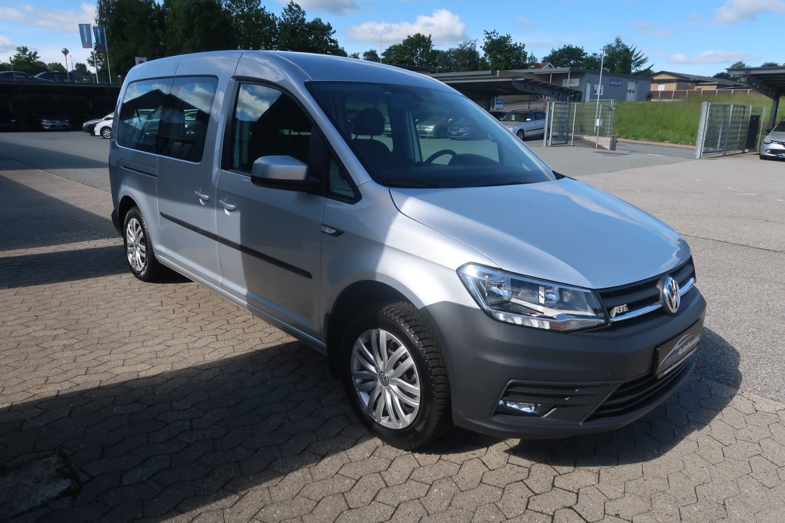 Sølv VW e-Caddy Maxi fra 2021 set udefra