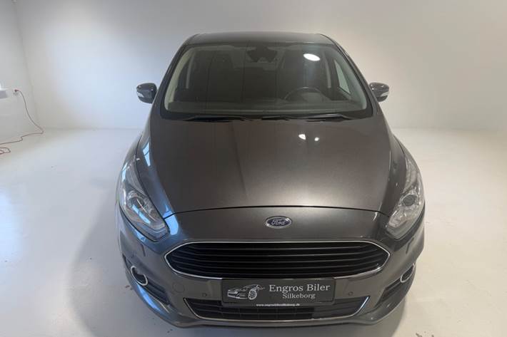 Grå Ford S-MAX fra 2017
