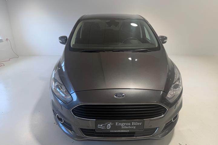 Grå Ford S-MAX fra 2017