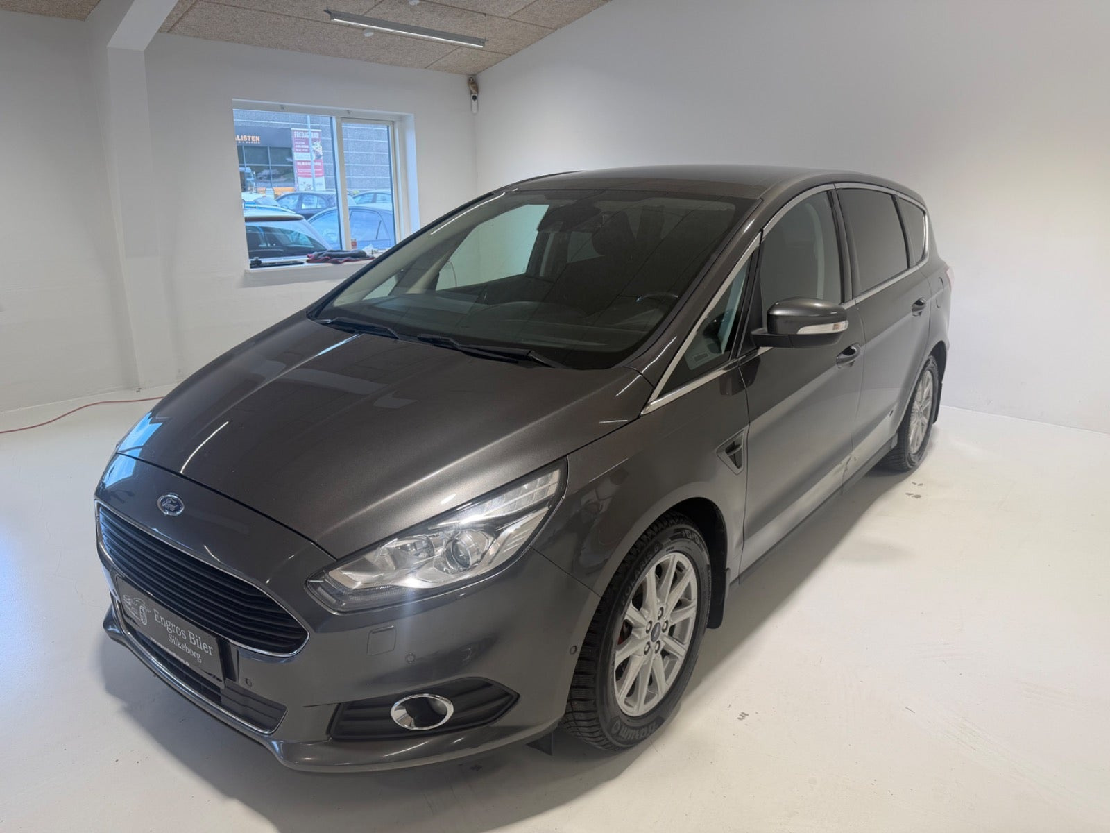 Grå Ford S-MAX fra 2017