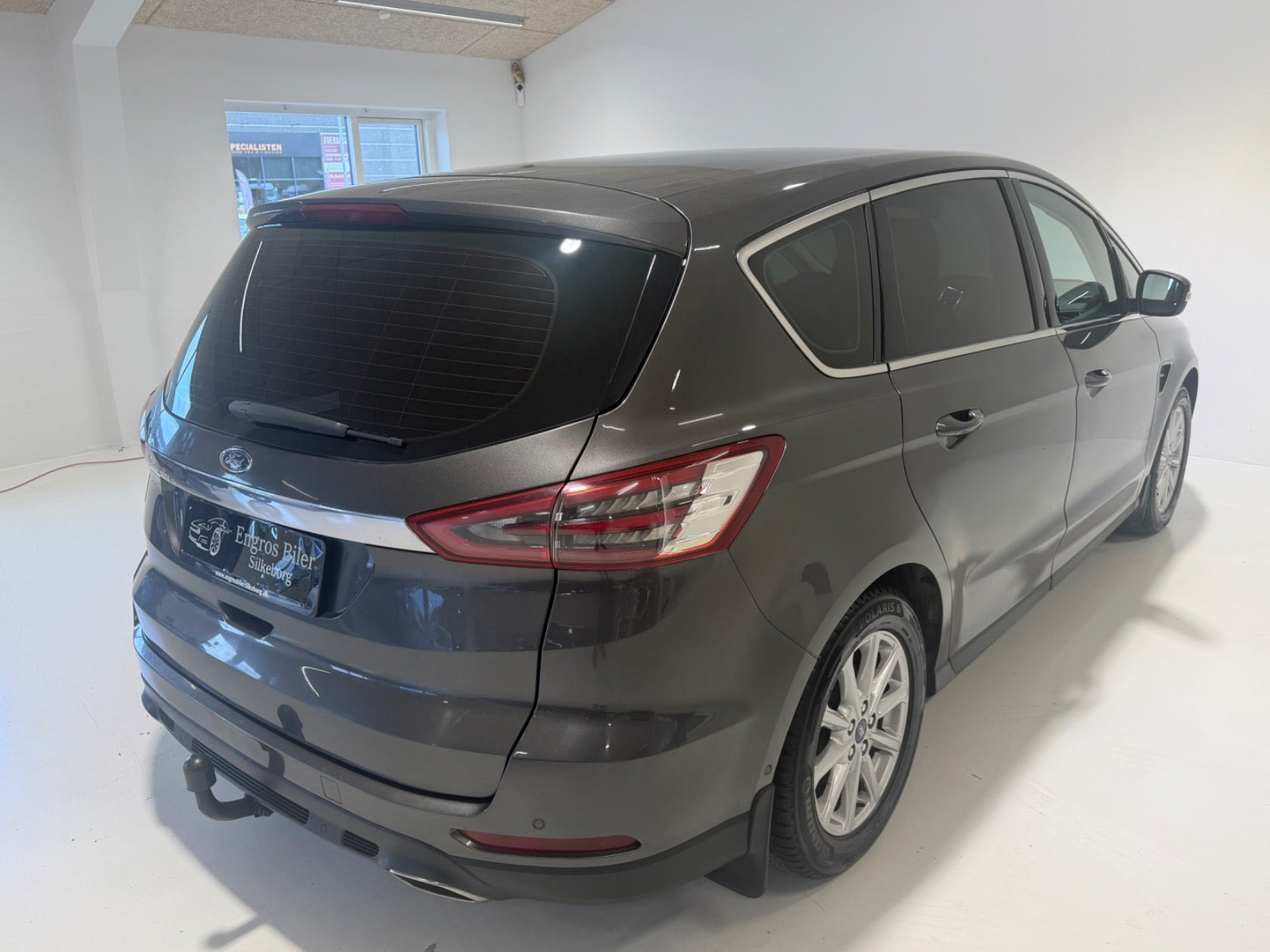 Grå Ford S-MAX fra 2017