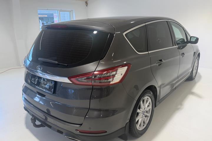 Grå Ford S-MAX fra 2017