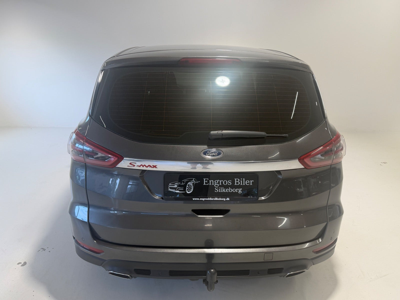 Grå Ford S-MAX fra 2017