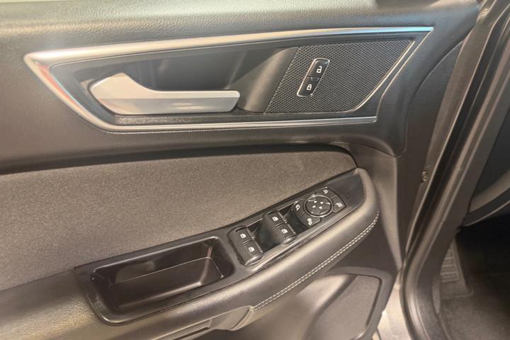 Grå Ford S-MAX fra 2017