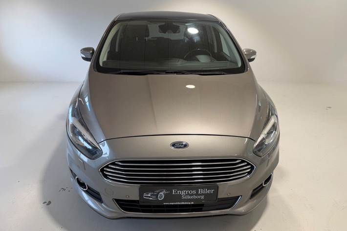 Grå Ford S-MAX fra 2016