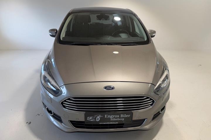 Grå Ford S-MAX fra 2016