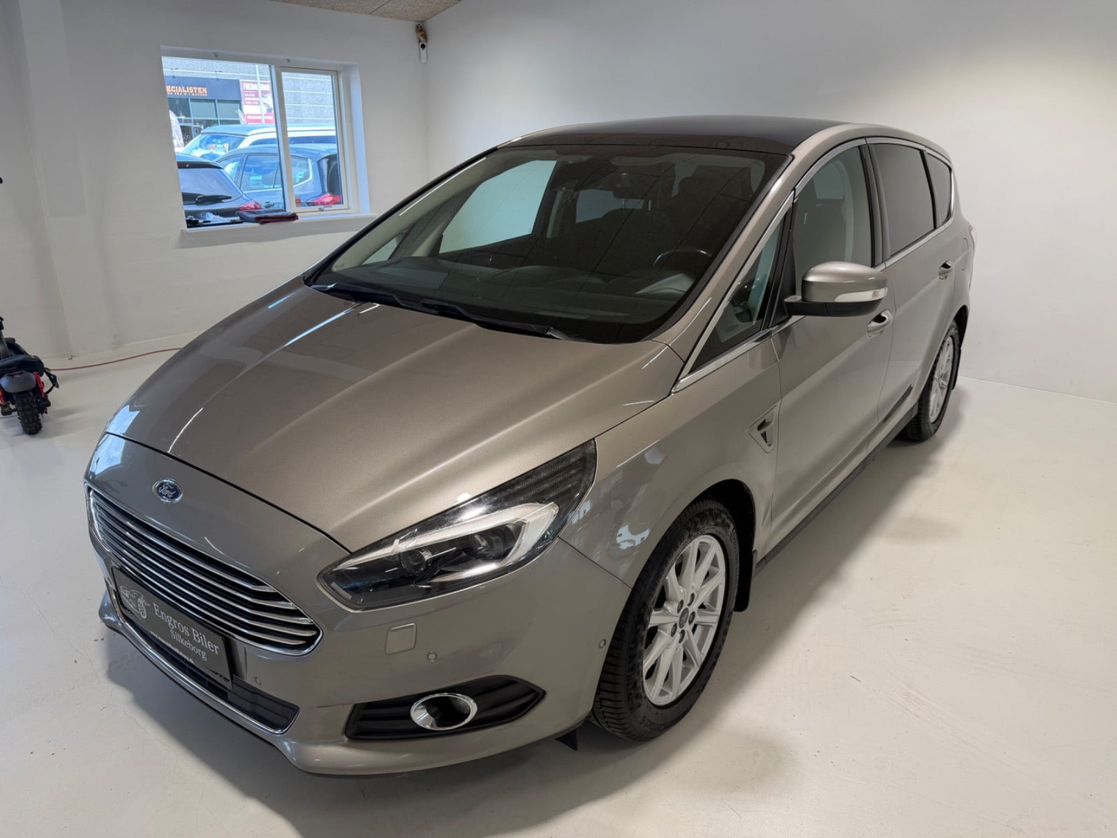 Grå Ford S-MAX fra 2016