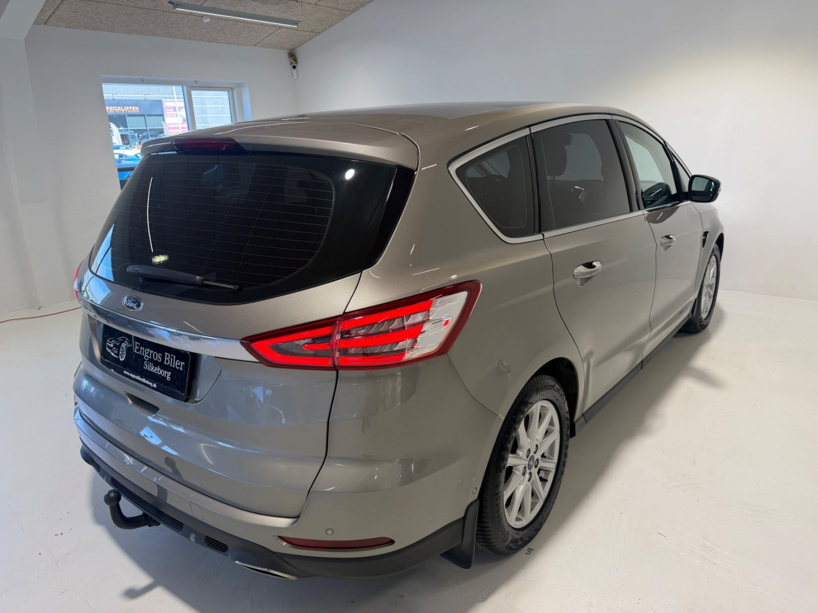 Grå Ford S-MAX fra 2016