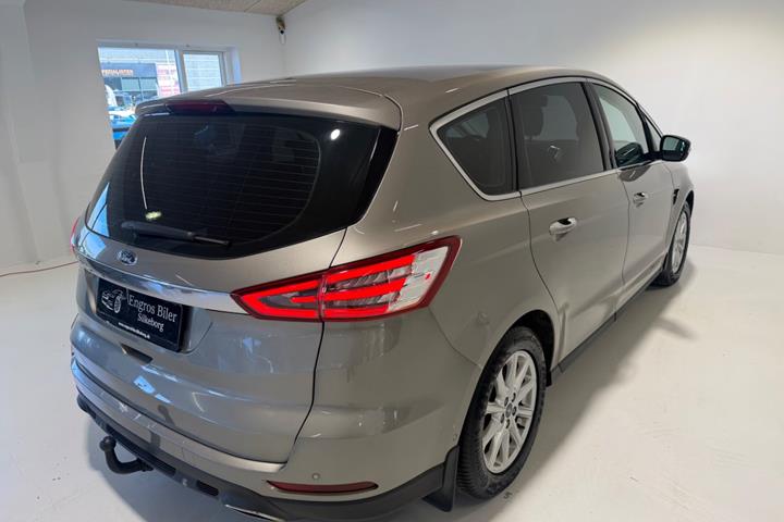 Grå Ford S-MAX fra 2016