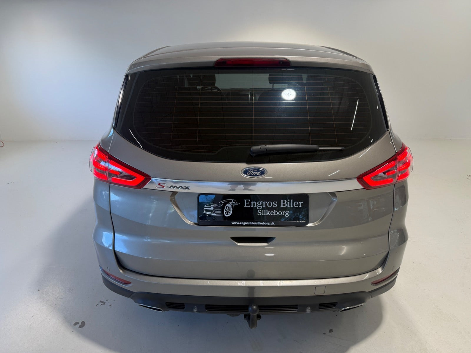 Grå Ford S-MAX fra 2016