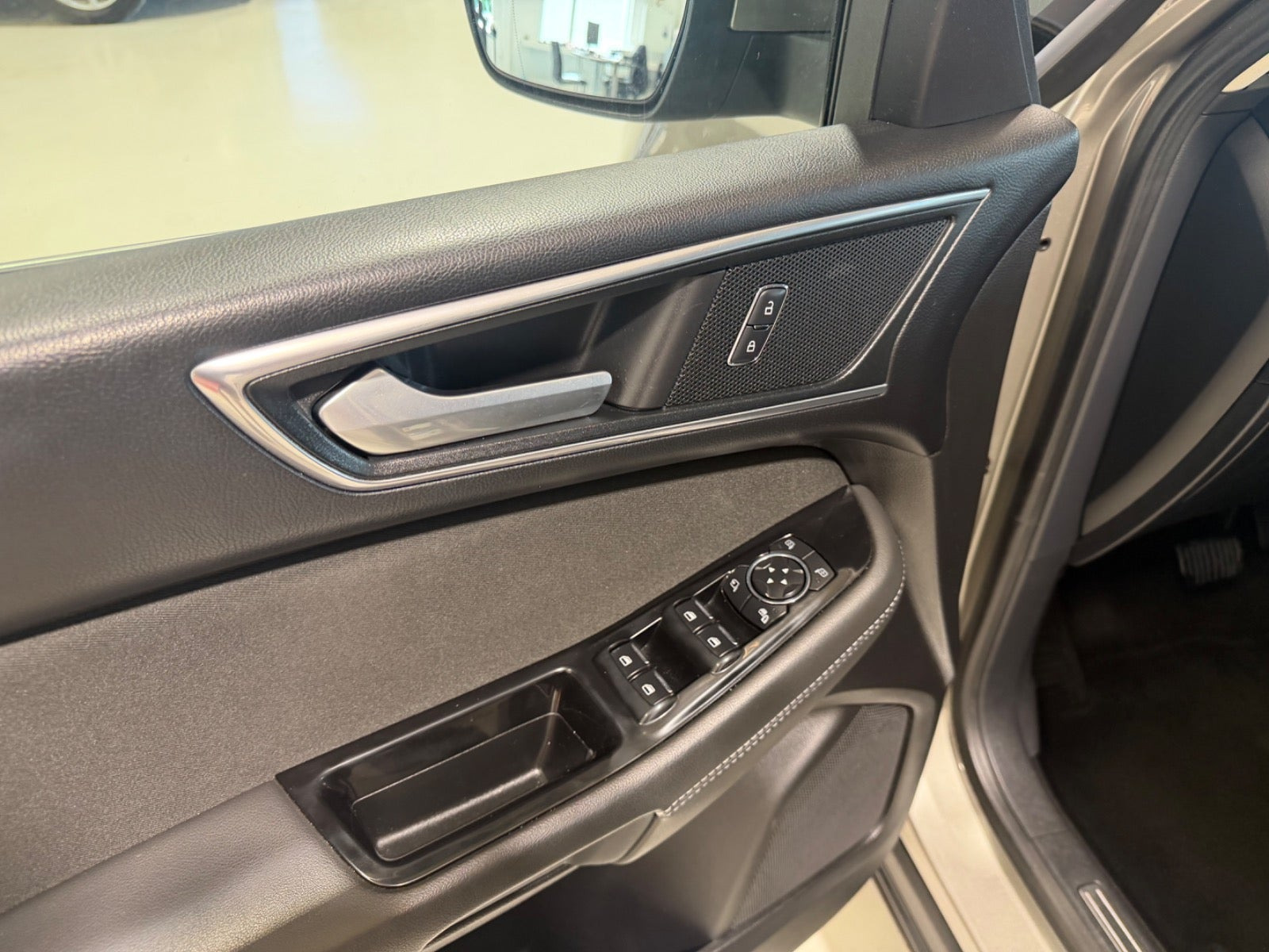 Grå Ford S-MAX fra 2016