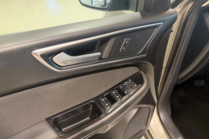 Grå Ford S-MAX fra 2016