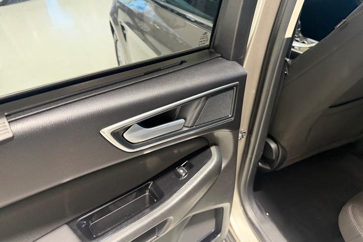 Grå Ford S-MAX fra 2016