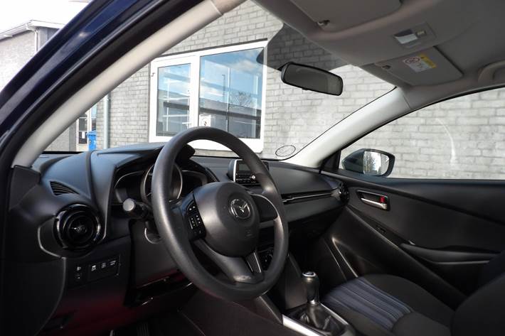 Blå Mazda 2 fra 2015