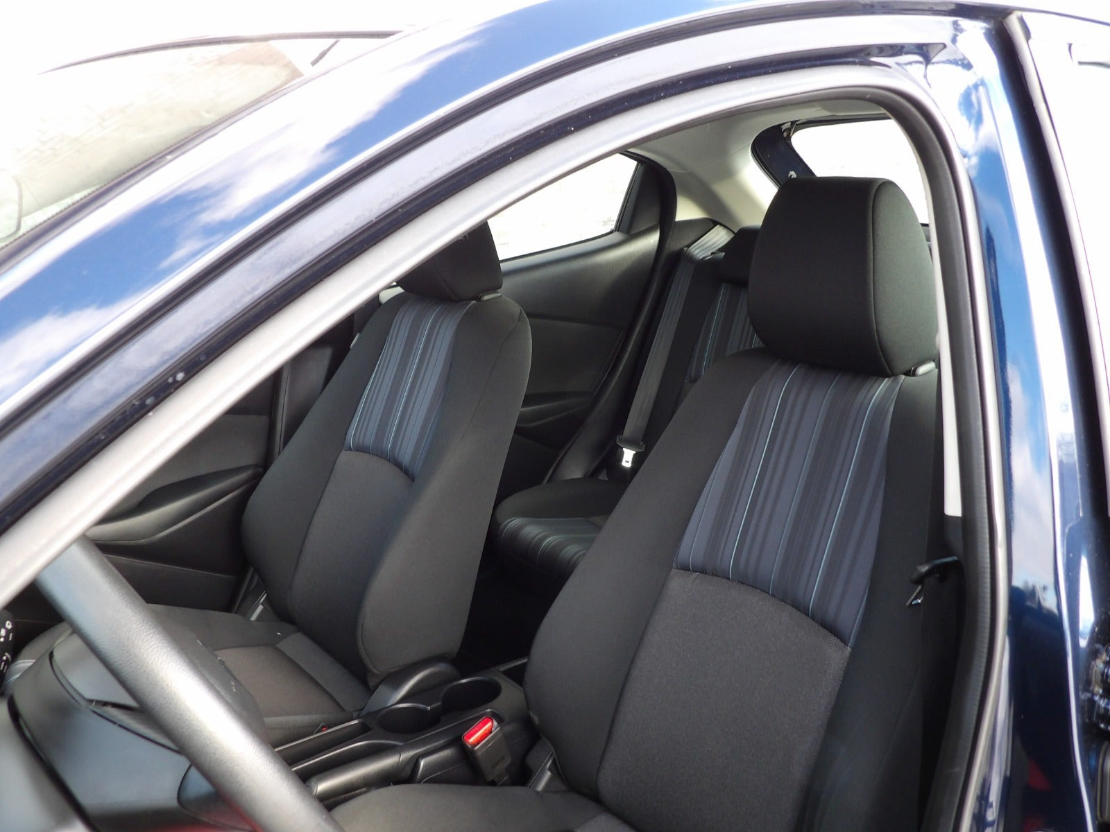 Blå Mazda 2 fra 2015