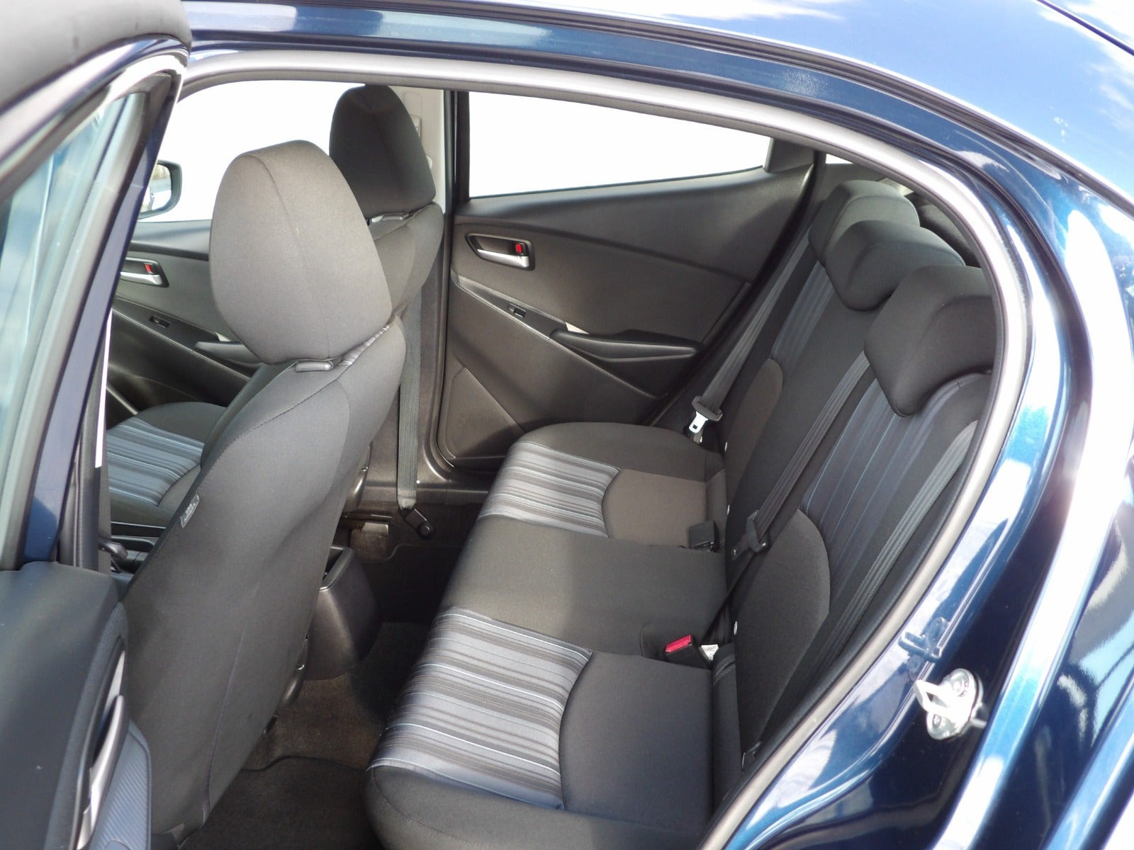 Blå Mazda 2 fra 2015